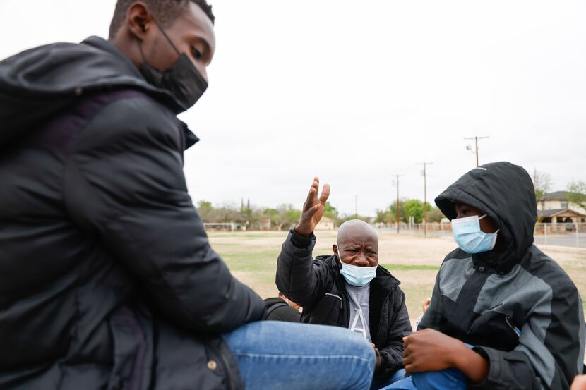 Nlando Kundanda Frederico (centro) es médico y huyó con su familia desde Angola después de...