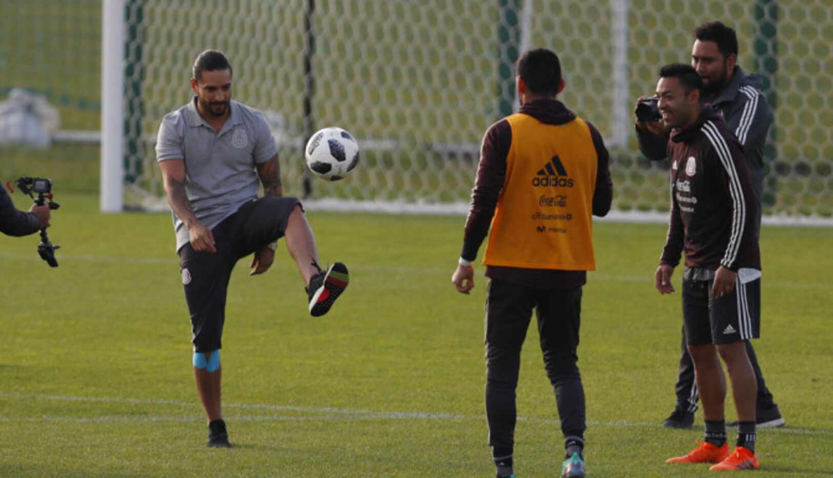 El cantante colombiano Maluma (centro) saluda a los integrantes de la selección de México,...