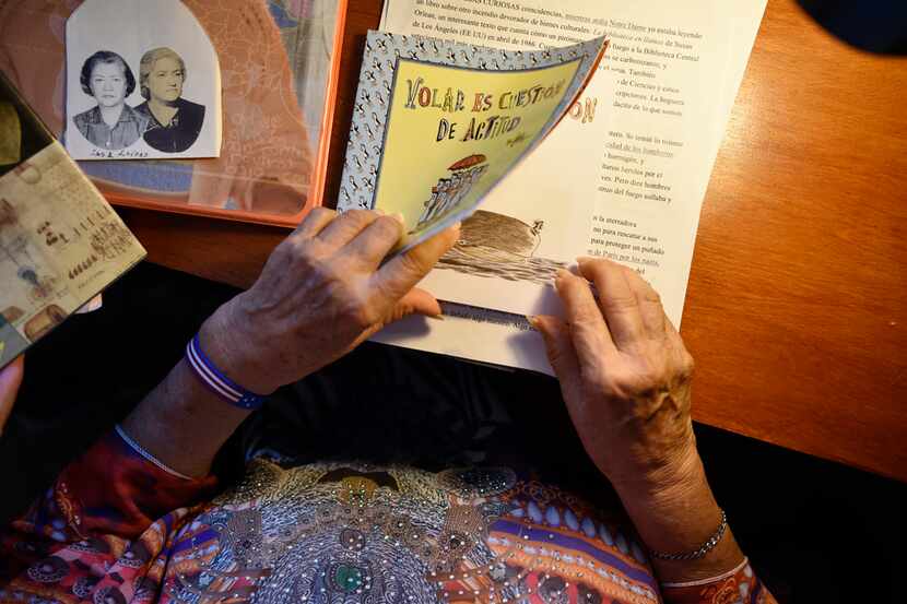 Maria Luisa Castillo Rocha revisa uno de sus libros en su casa en Dallas. Ella padece un...