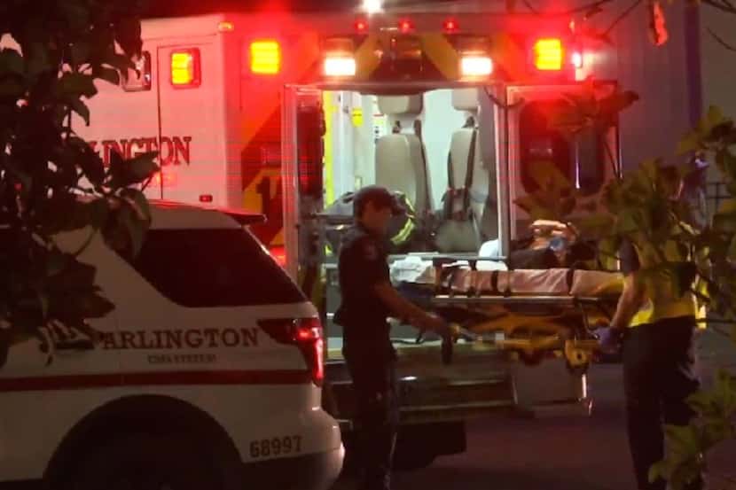 Paramédicos atendieron al hombre herido de gravedad en  AT&T Stadium  y al detenido, que al...