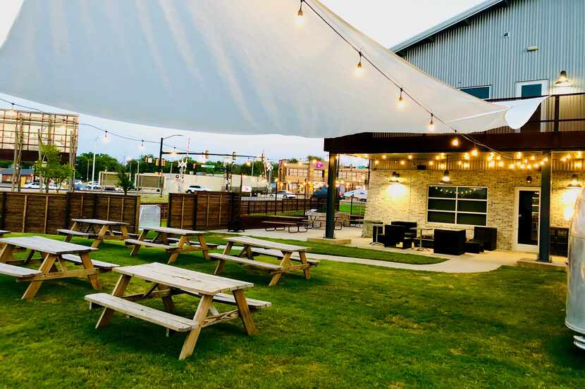 Berry Street Ice House in Fort Worth has picnic seating outdoors.