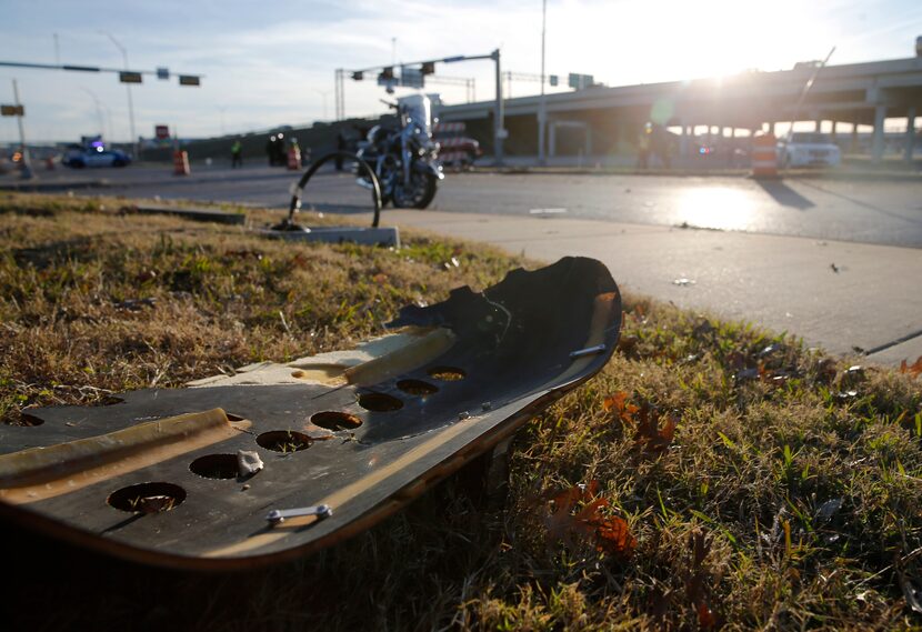 Un fragmento de la avioneta que se desplomó cerca de la intersección de Mayfield Road y el...