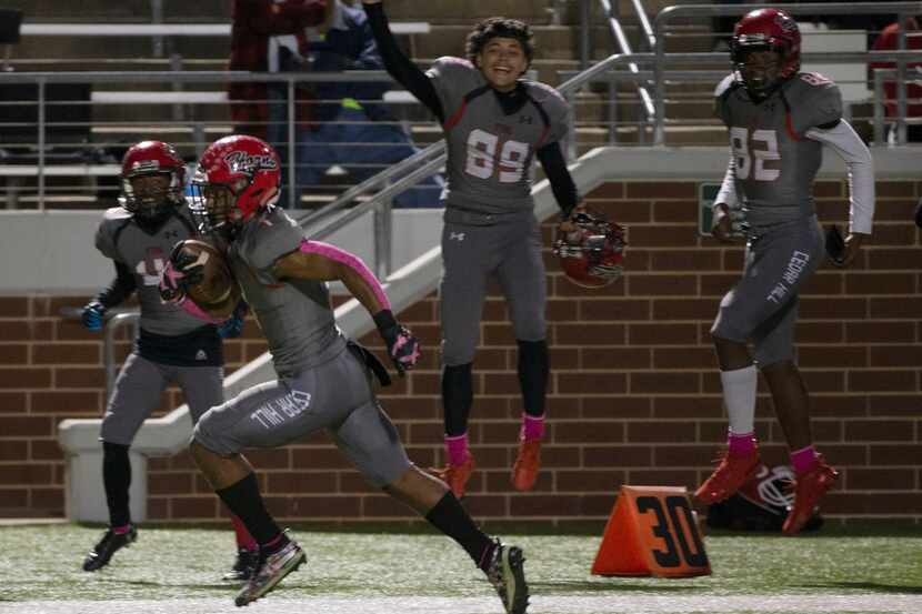 Cedar Hill wide receiver Quin Bright (1) scores the winning touchdown in a 28-24 win over...