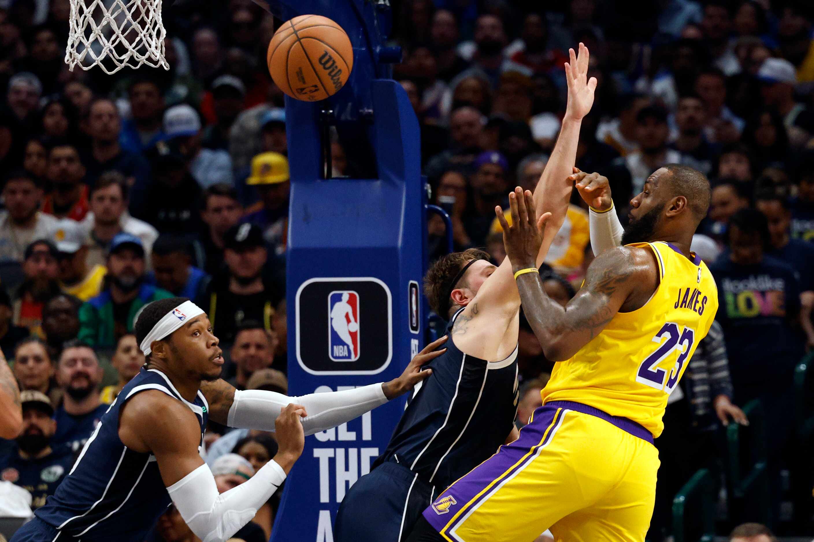 Los Angeles Lakers forward LeBron James (23) passes the ball away from Dallas Mavericks...