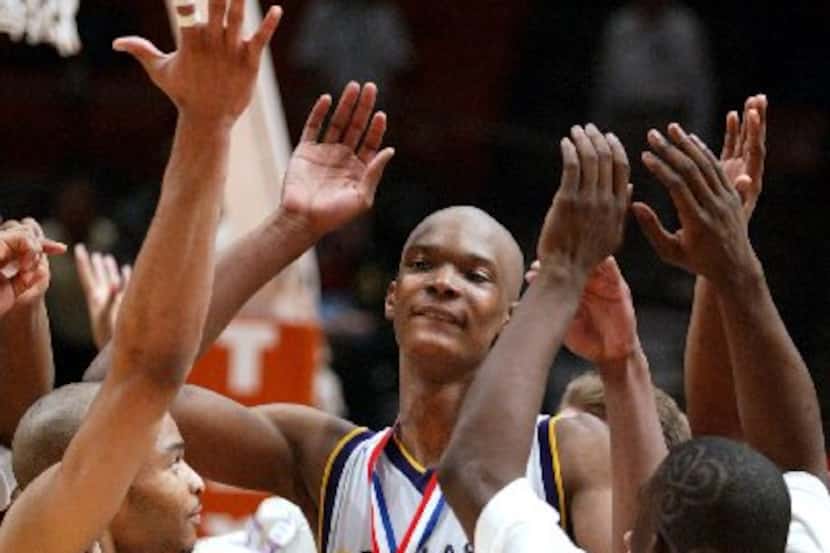 Lincoln star Chris Bosh and his teammates celebrate the 4A state title in 2002. (DMN file...