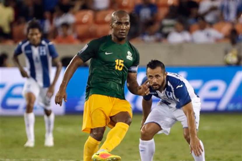 El jugador de Guyana Francesa, Florent Malouda, izquierda, pasa el balón en un partido...