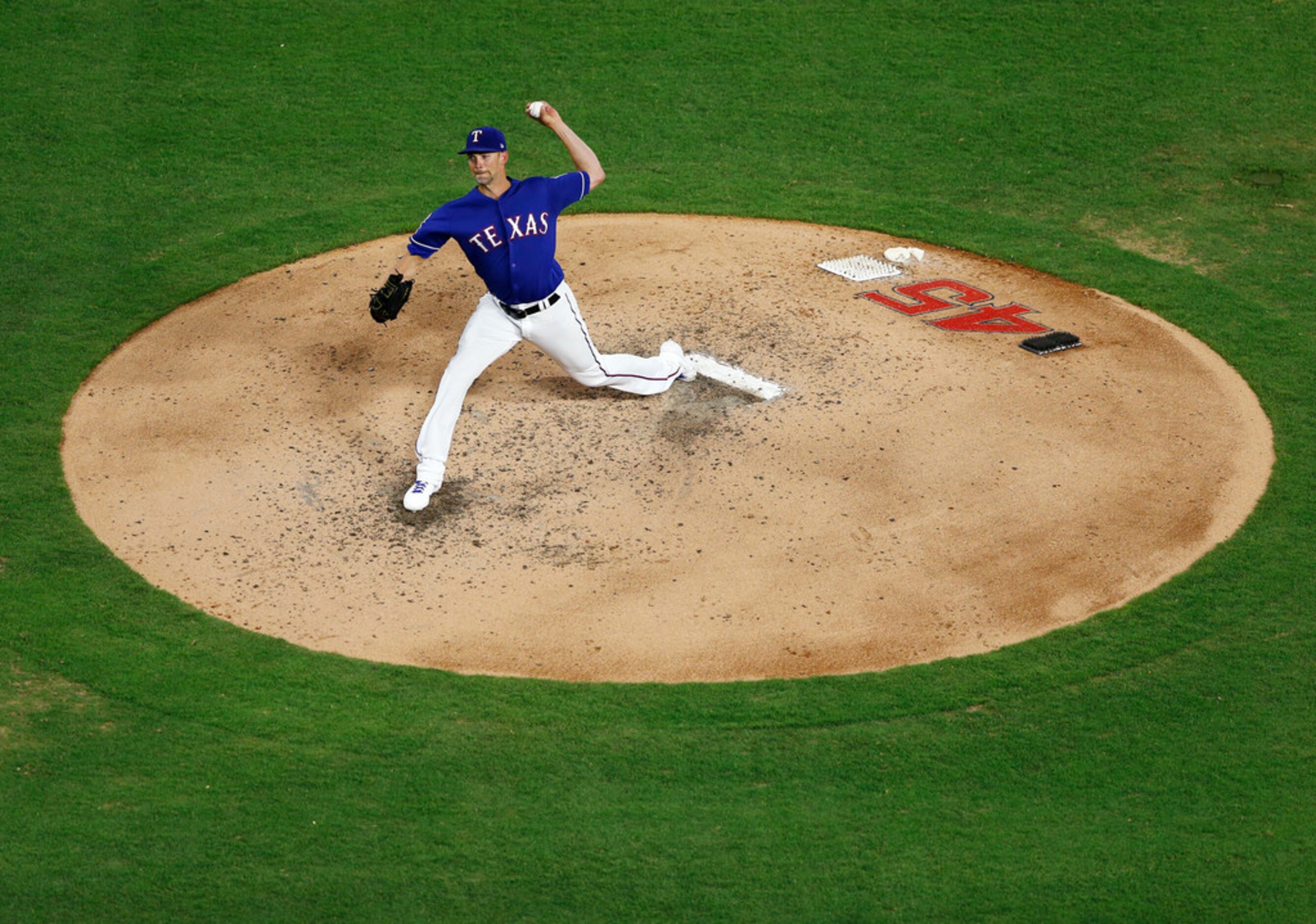 Texas Rangers Mike Minor (23) pitches during the fifth inning of play against the Los...