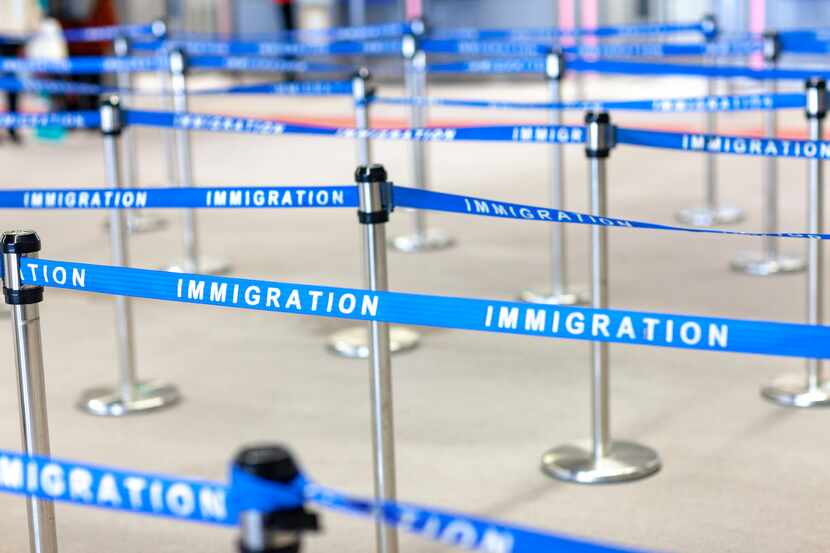 Línea en la sala de espera a aduanas e inmigración de un puerto de entrada a Estados Unidos.