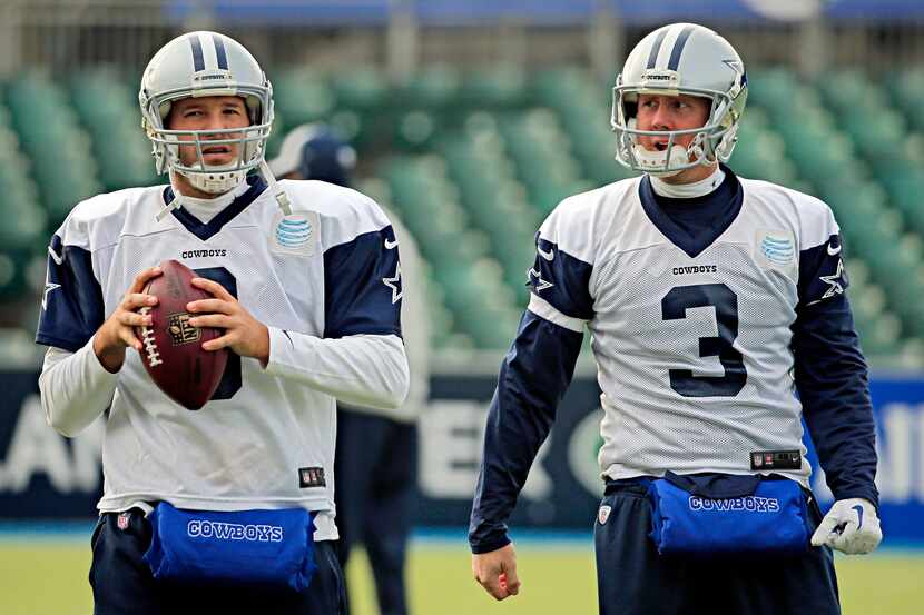 Dallas Cowboys quarterback Brandon Weeden (3) and quarterback Tony Romo throw during...