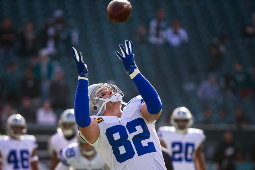 Dallas Cowboys tight end Jason Witten (82) reaches for a pass while warming up before an NFL...