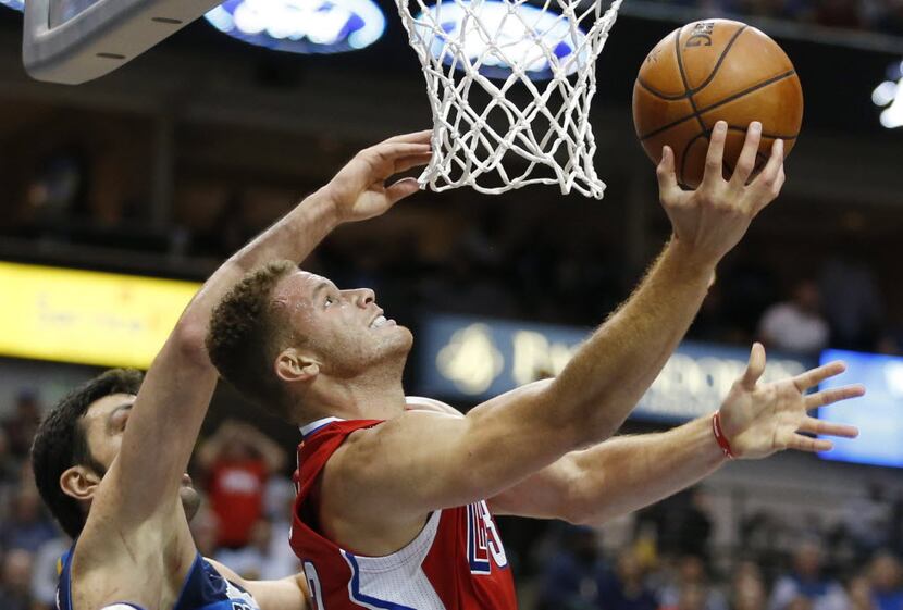 Los Angeles Clippers forward Blake Griffin (32) shoots in front of Dallas Mavericks center...