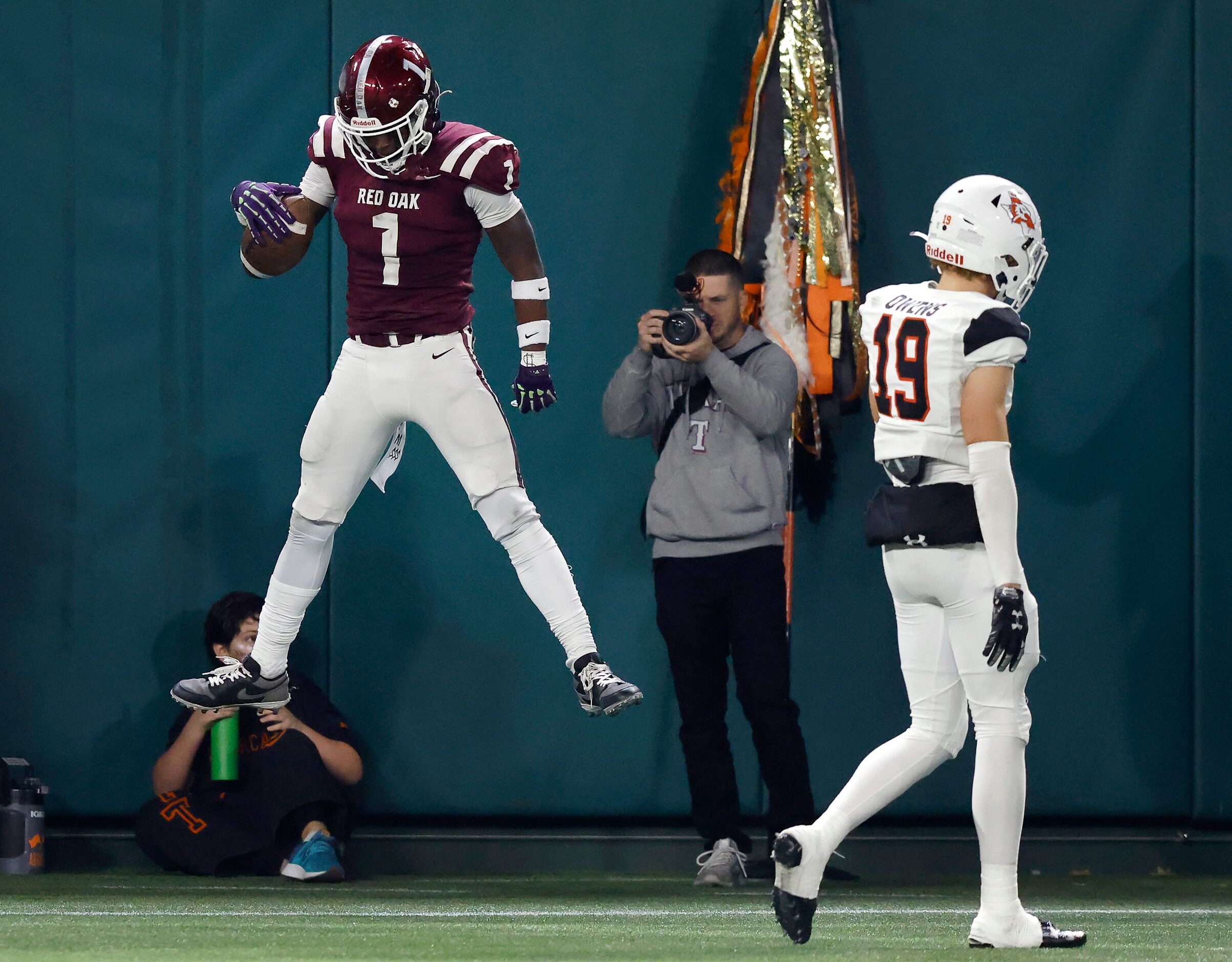 Red Oak wide receiver Taz Williams Jr (1) celebrates his second quarter touchdown against...