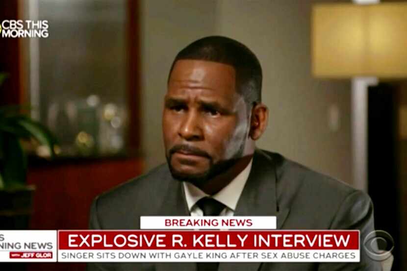En esta imagen proporcionada por CBS, R. Kelly es entrevistado por Gayle King en el programa...