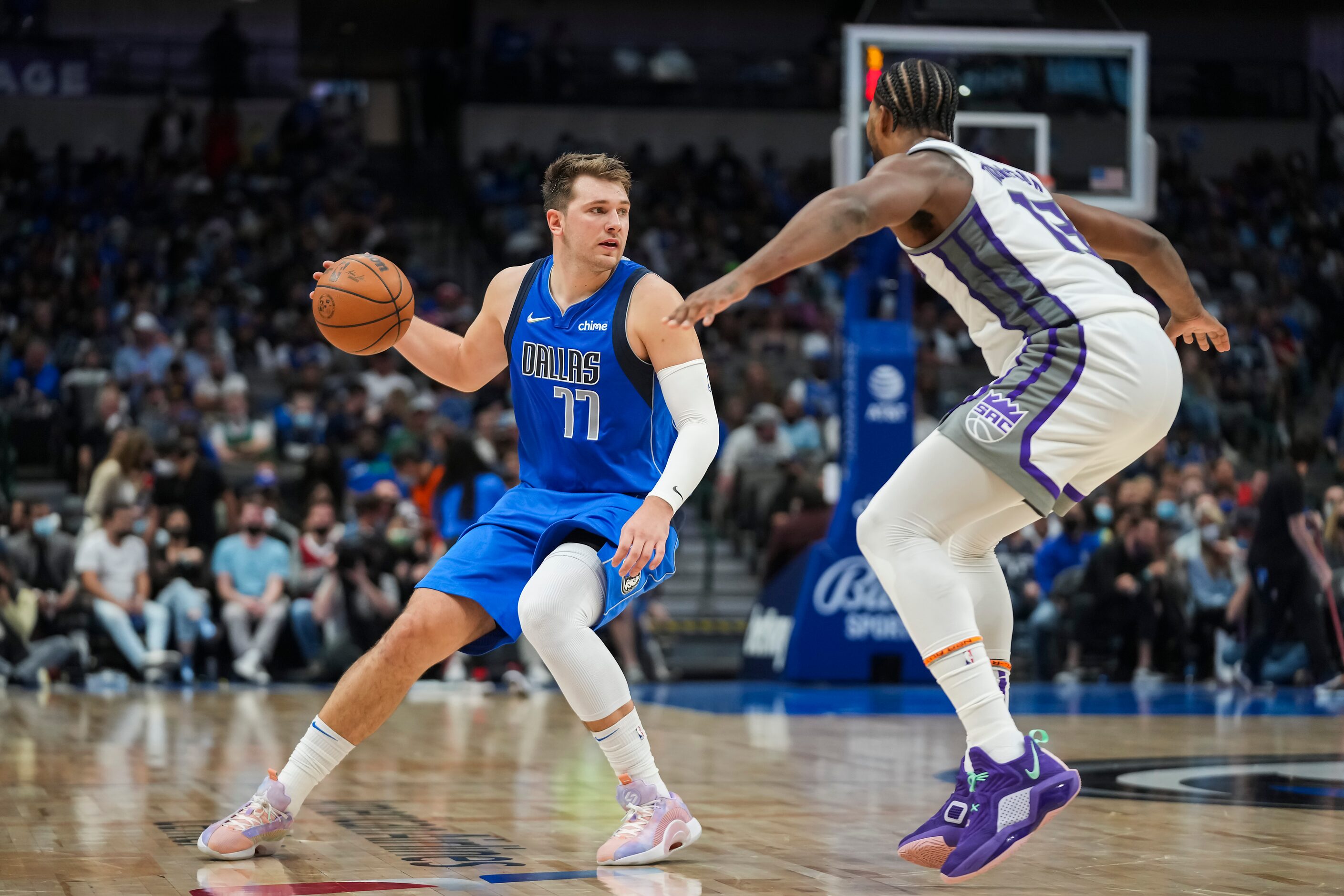 Dallas Mavericks guard Luka Doncic (77) is defended by Sacramento Kings center Tristan...