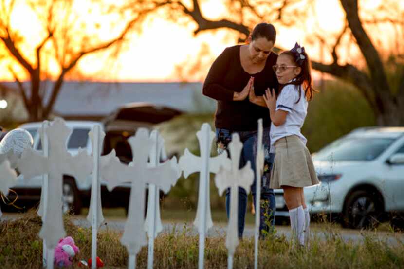 Meredith Cooper, de San Antonio, Texas, y su hija de 8 años, Heather, visitan un lugar de...