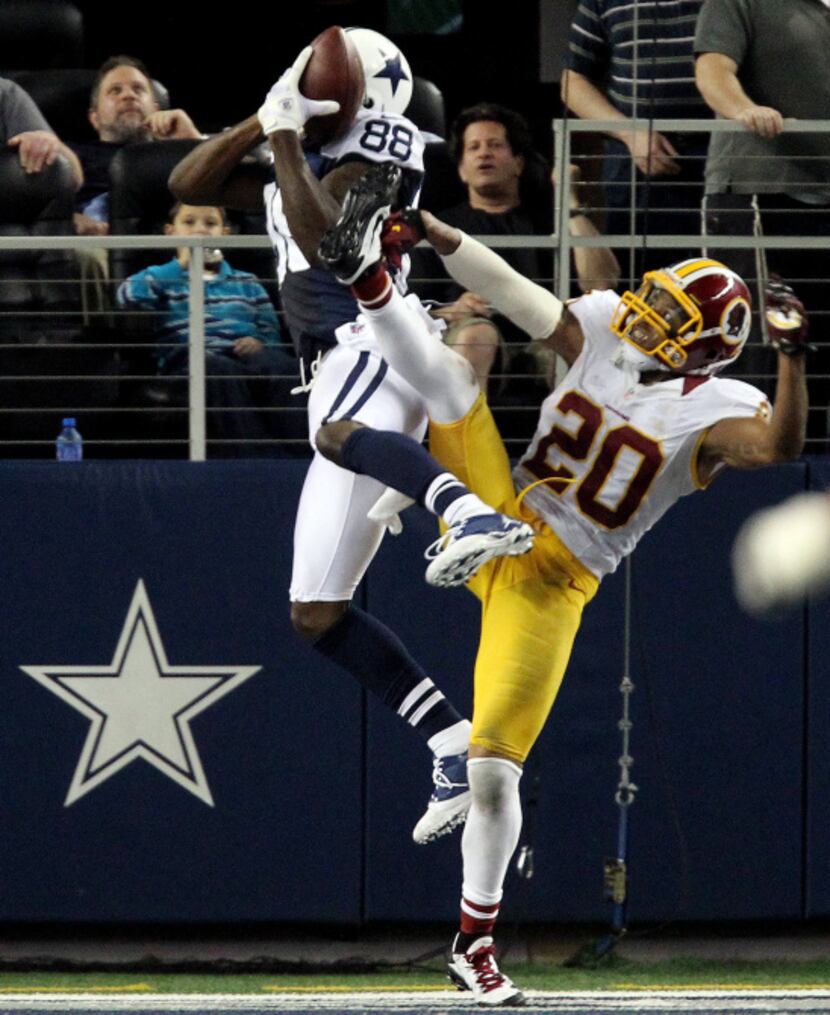 Dallas wide receiver Dez Bryant (88) tries to hold on to a desperation pass to the end zone,...