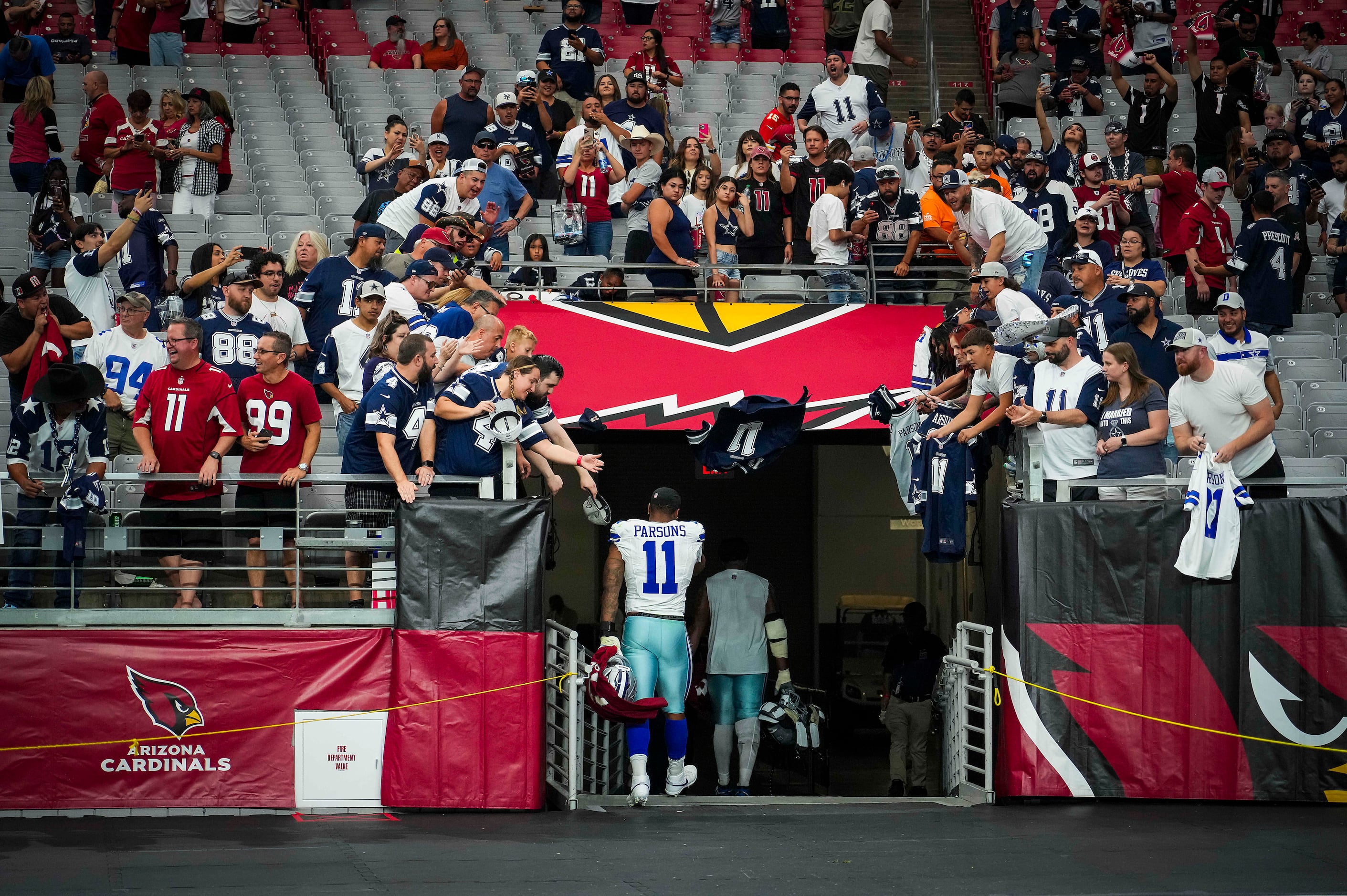 GLENDALE, AZ - DECEMBER 25: Arizona Cardinals Linebacker Victor