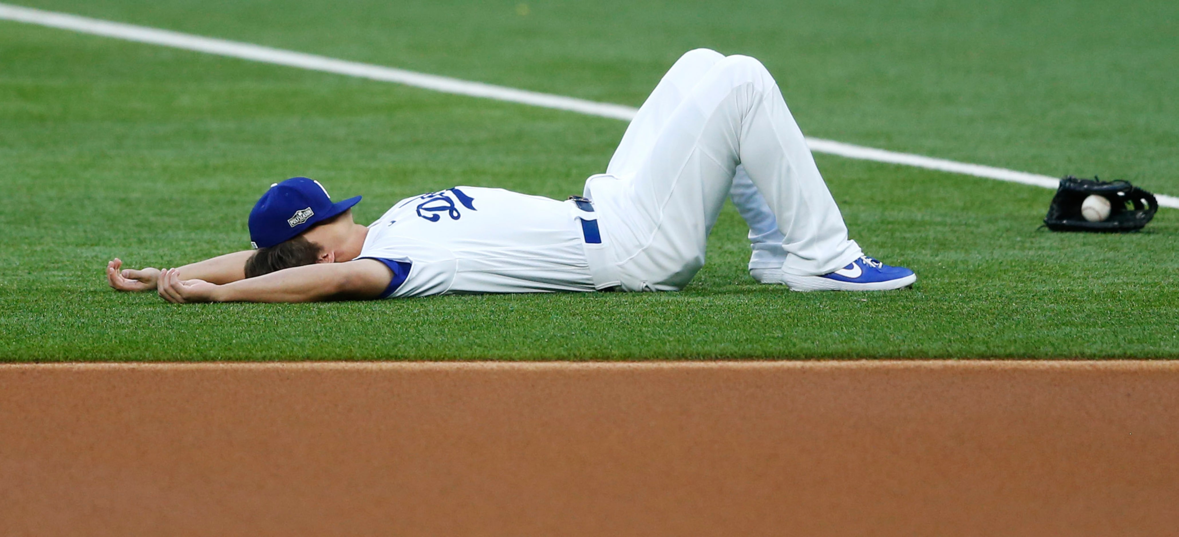 Los Angeles Dodgers shortstop Corey Seager (5) takes a break before playing the Atlanta...