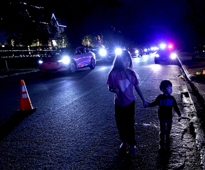 Miles de luces adornaron la casa ubicada en el 6215 Deloache Ave de Dallas, lo que provocó...