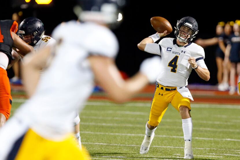 Highland Park quarterback Chandler Morris (4) throws a pass during the first half of the...