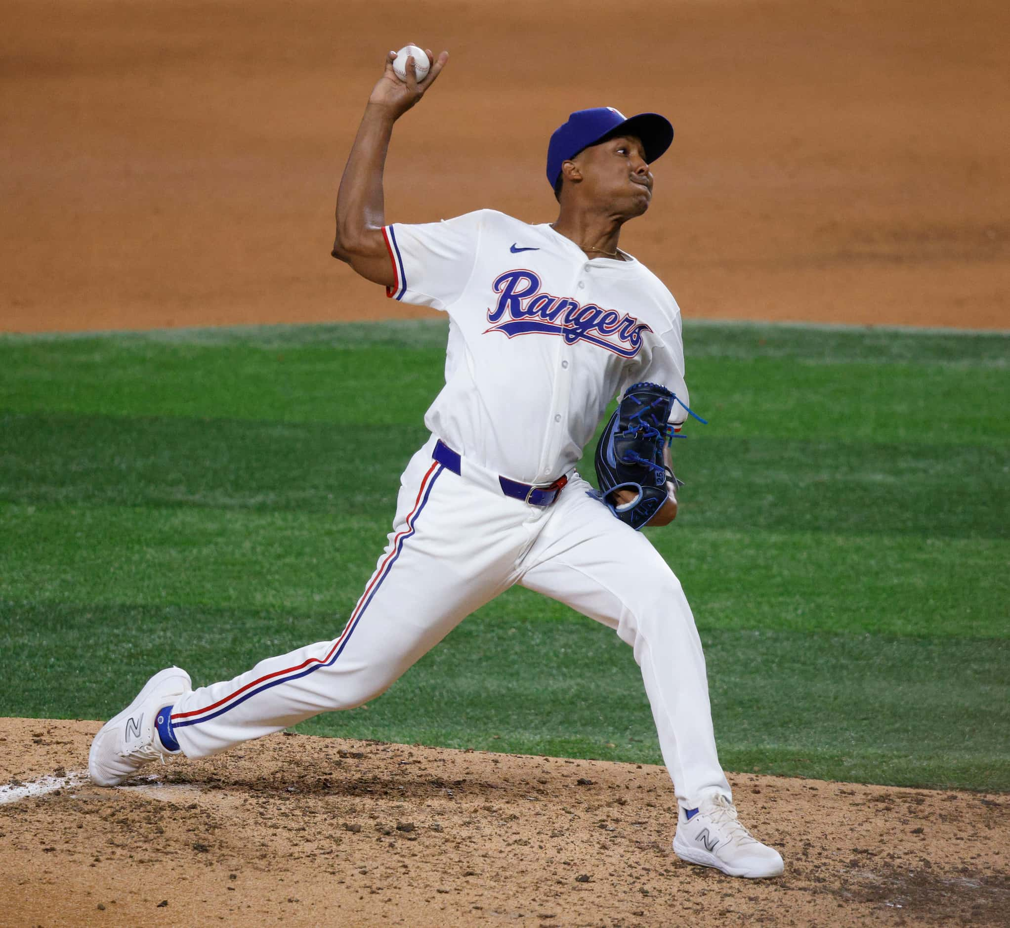 Texas Rangers pitcher José Leclerc (25) delivers during the seventh inning of a baseball...