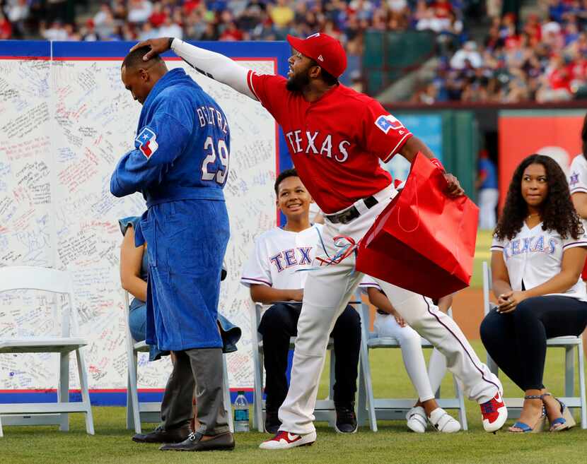 Elvis Andrus toca la cabeza de Adrián Beltré, tras regalarle una bata azul. (AP Photo/Tony...