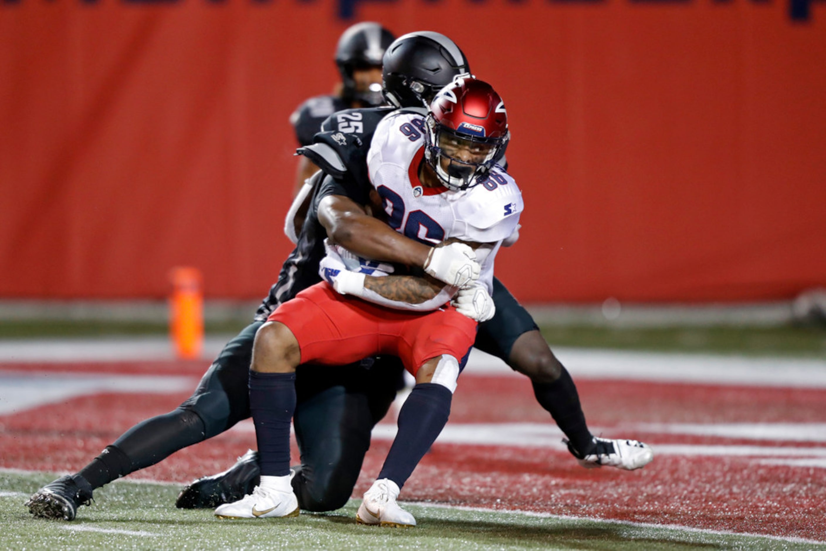 Memphis Express wide receiver Daniel Williams (86) scores the game-winning touchdown as he's...