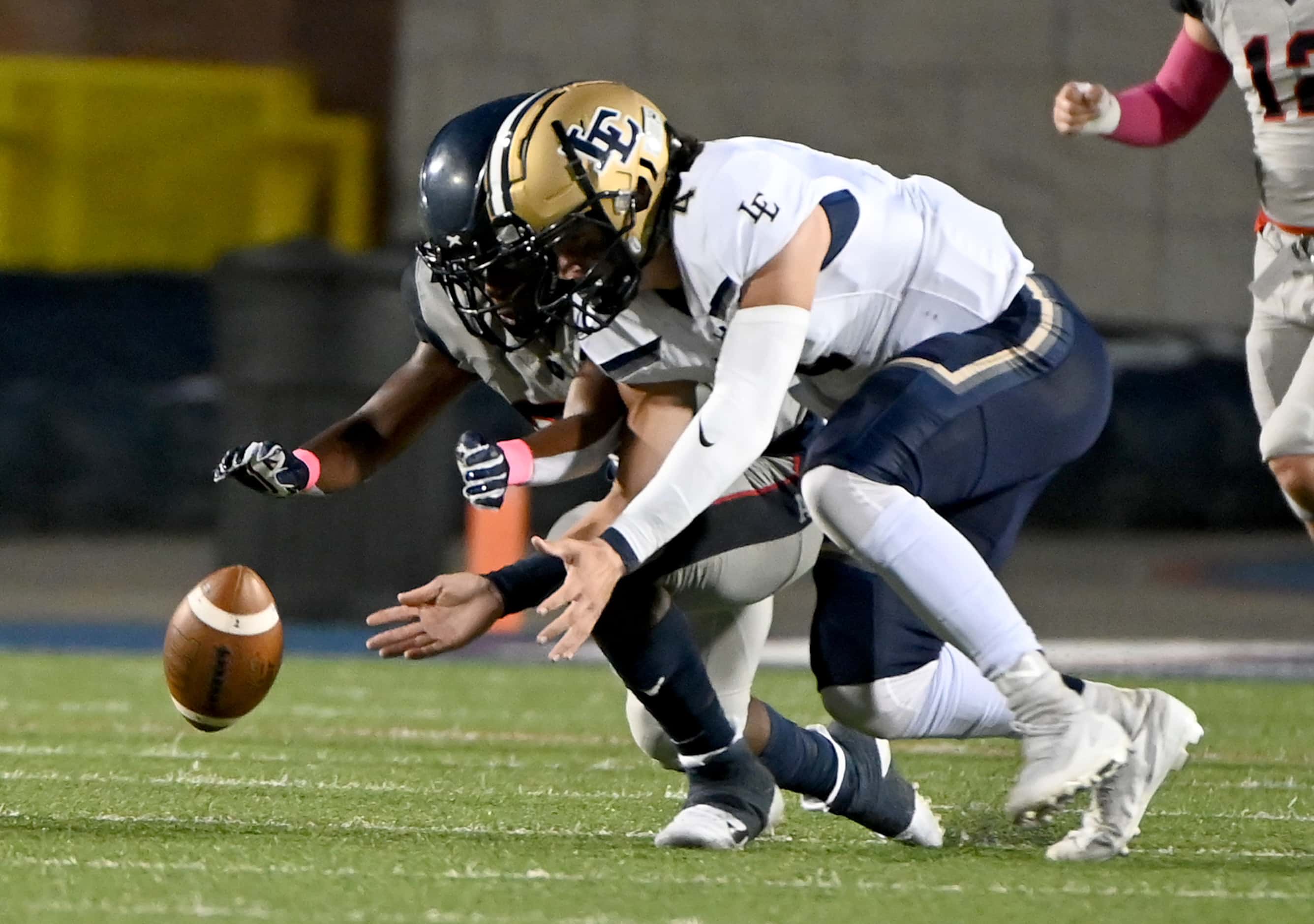 Allen’s Michael Momoh recovers a fumble by Little Elm’s John Mateer (4) in the first half of...