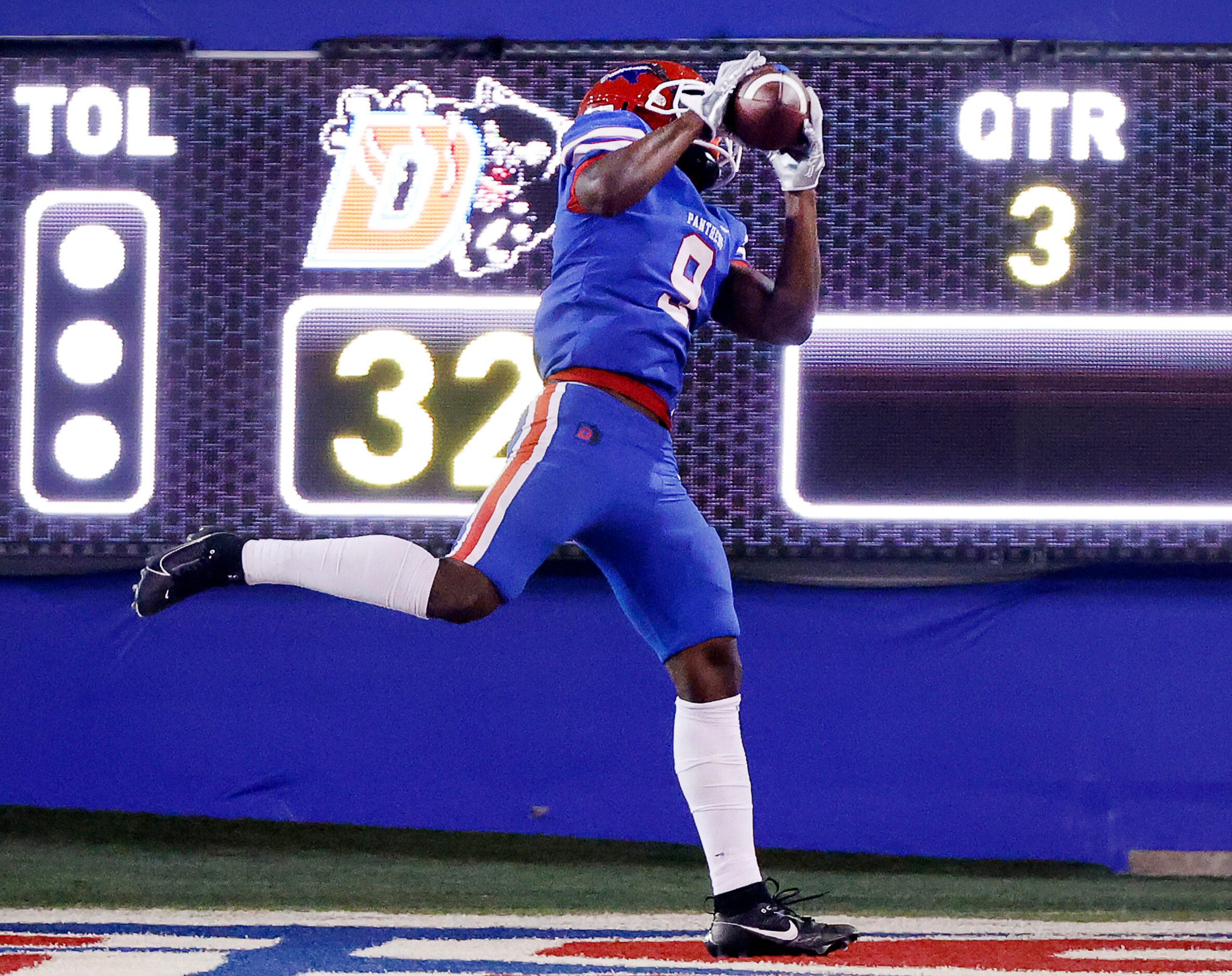 Duncanville’s Zach Turner (9) pulls in a two-point conversion against South Oak Cliff during...