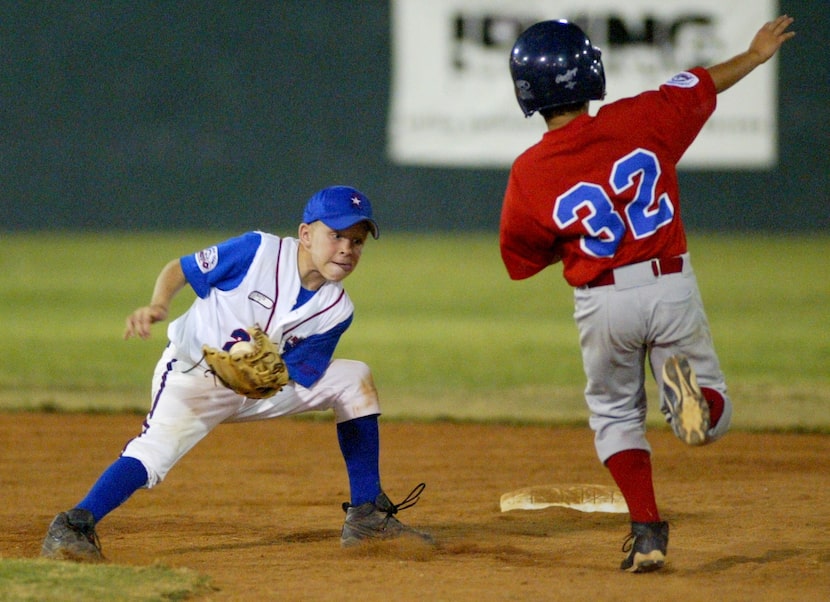 ORG XMIT: *S183AF33E* (8/8/03) 52916 -- Irving Mustangs' Trevor Story prepares to put the...