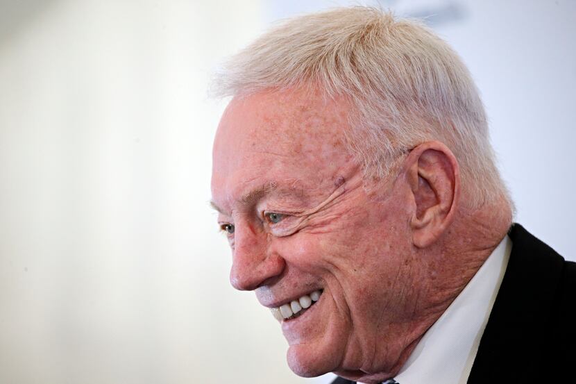 ORG XMIT: *S191294F6* Dallas Cowboys owner Jerry Jones introduces Michael Irvin at the Pro...
