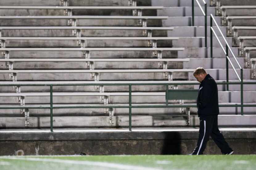 El entrenador Kris Duplissey camina en el medio tiempo de un partido de la preparatoria...