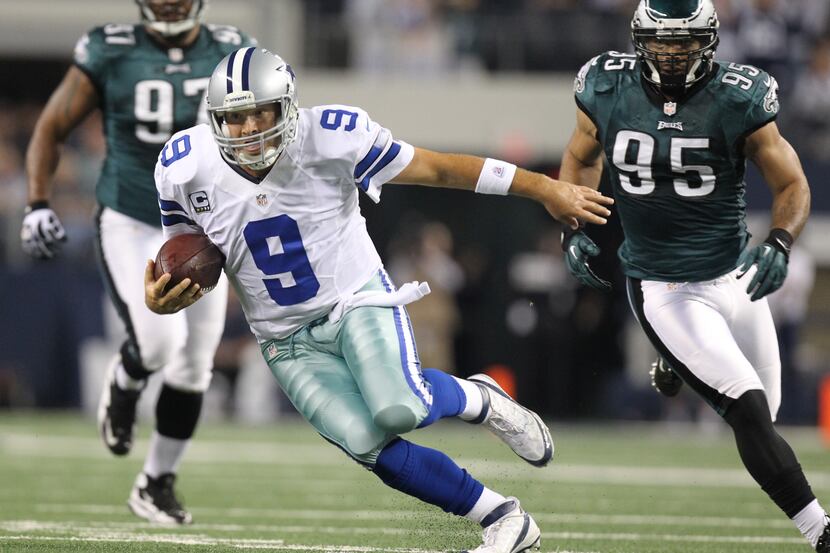 Dallas quarterback Tony Romo (9) scrambles for yardage on a first-quarter run as Eagles'...