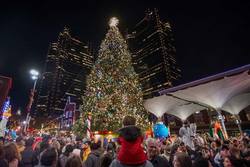 Thousdands turn out for Fort Worthâs Christmas tree lighting in the heart of Sundance...