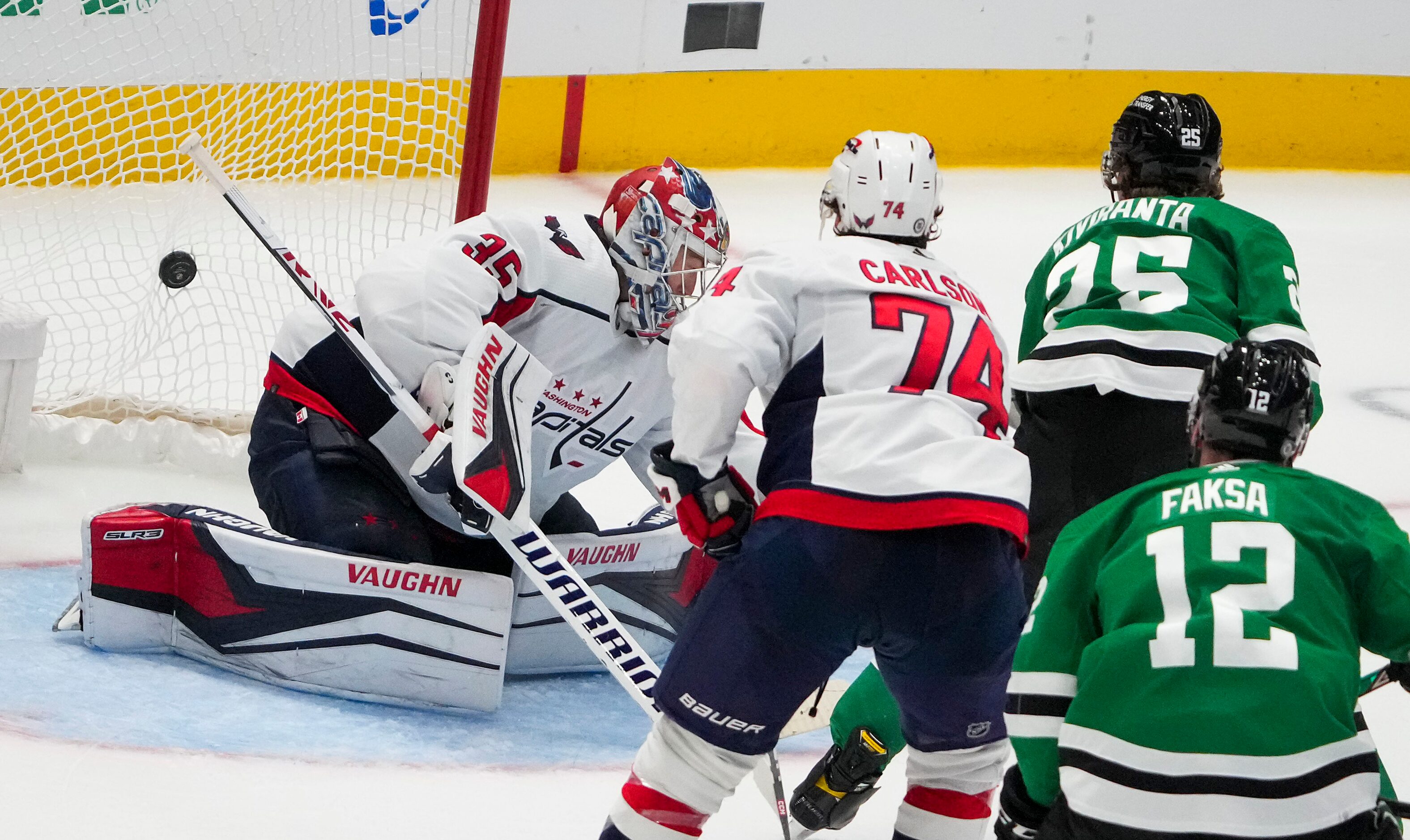 Dallas Stars left wing Joel Kiviranta (25) scores a short-handed goal past Washington...