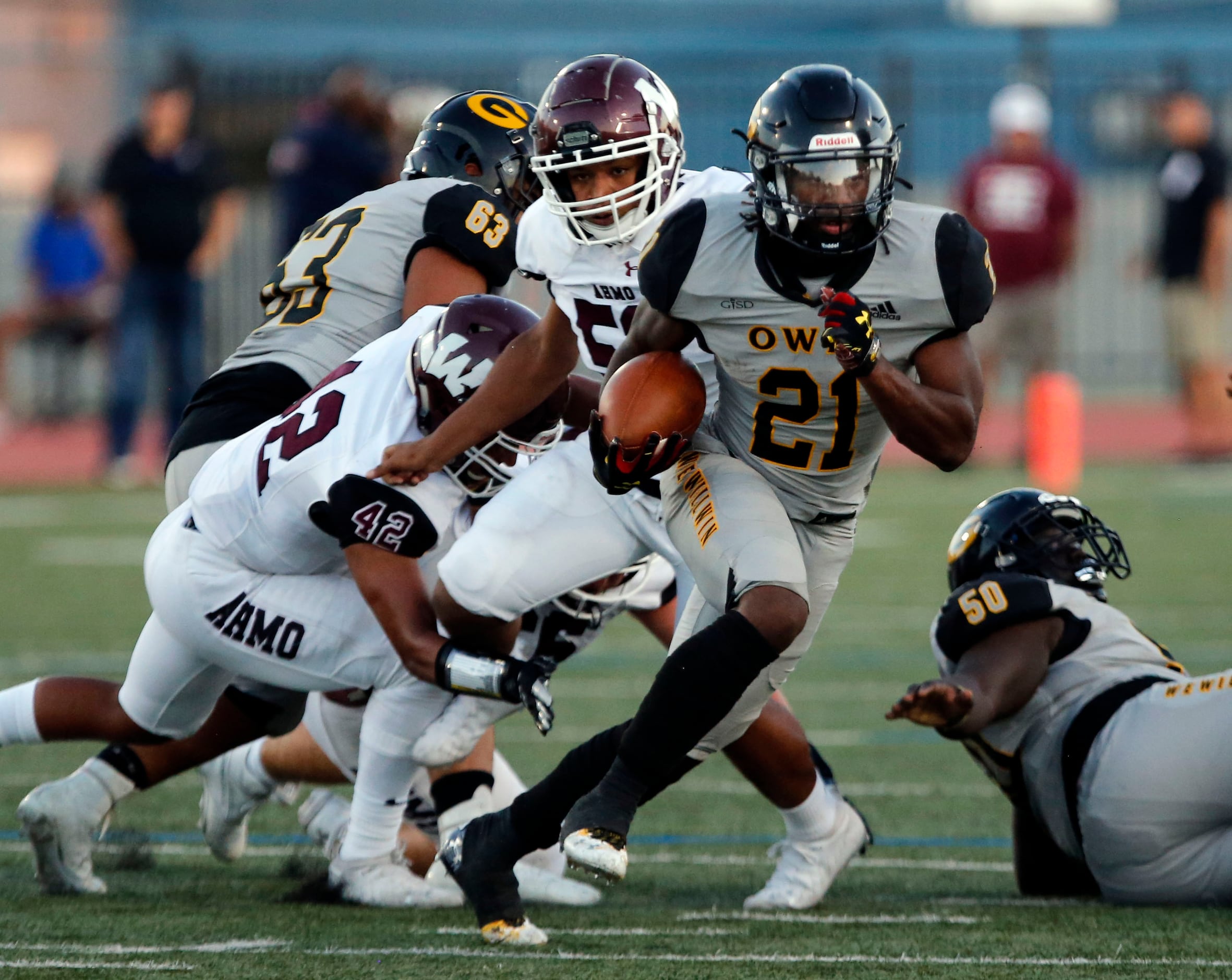 Garland RB Jayshon Powers (21) picks up yards through the Wylie high defense during the...