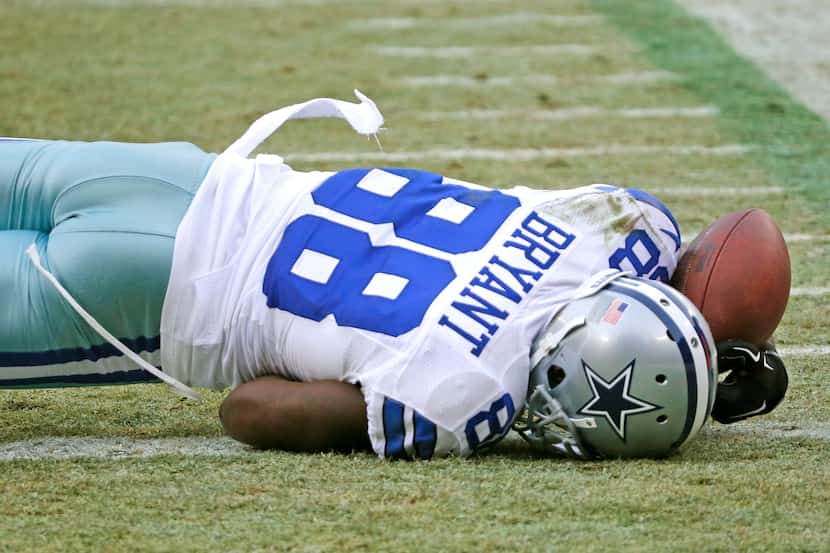 Dallas Cowboys wide receiver Dez Bryant (88) temporarily loses control of the ball after a...