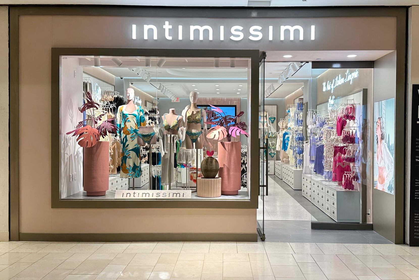 Go ahead and discover Intimissimi's new arrivals for women.