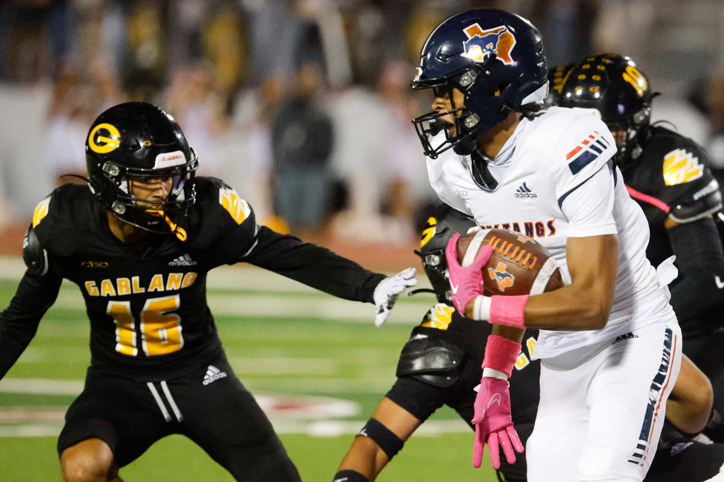 Sachse High School Santana Quinn (right) runs past Garland high school’s Ronald Stamey...