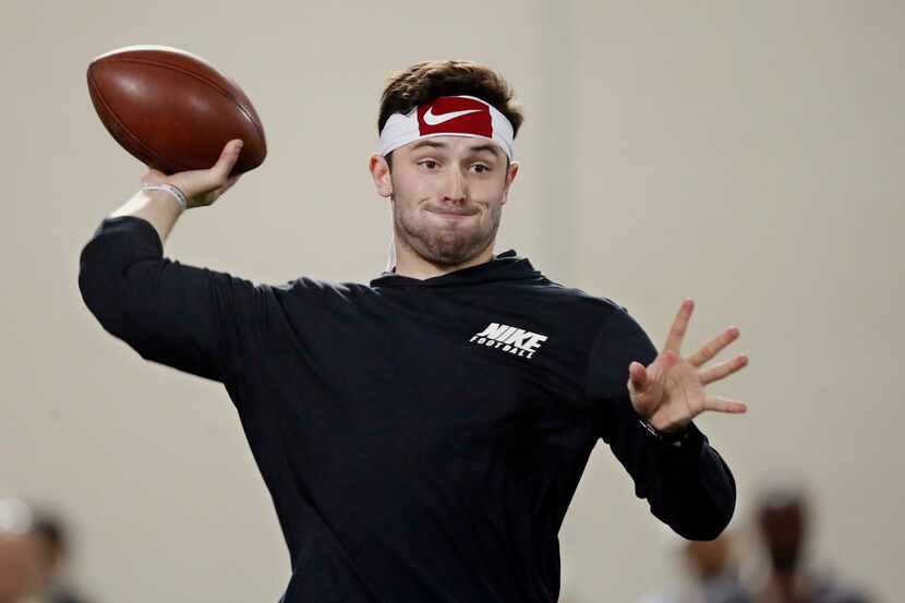 Oklahoma quarterback Baker Mayfield passes during a drill at an NCAA college football Pro...
