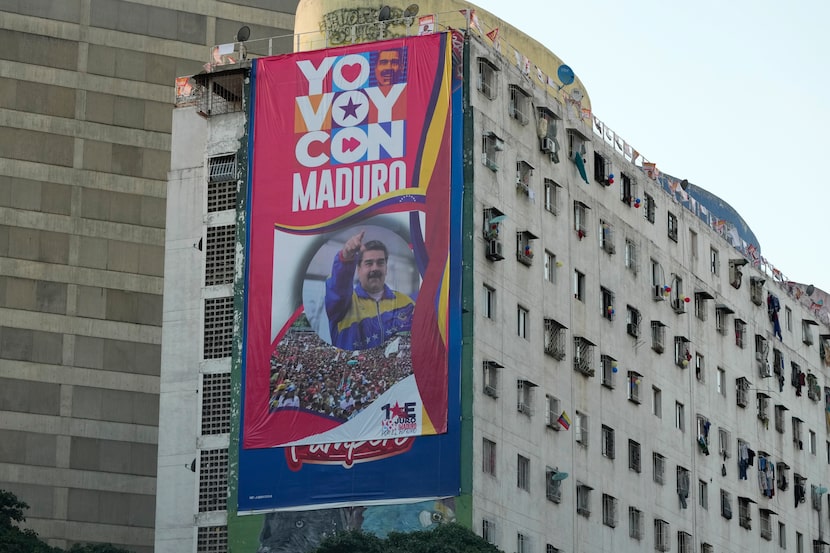 Una pancarta de campaña del presidente Nicolás Maduro adorna un edificio en Caracas,...