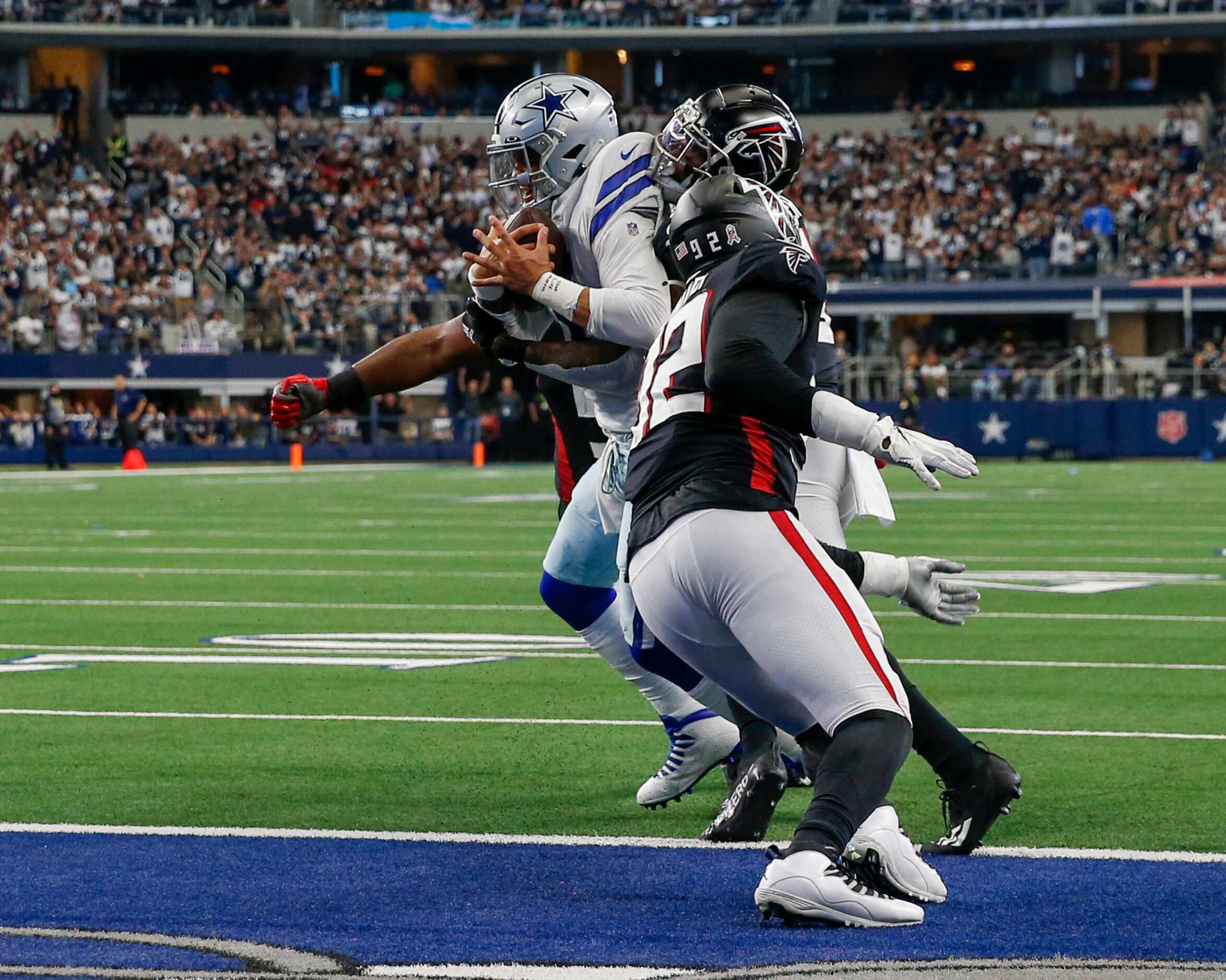Dallas Cowboys quarterback Dak Prescott (4) runs the ball against Atlanta Falcons linebacker...
