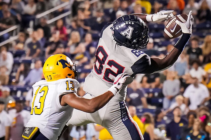 Allen tight end Davon Mitchell (82) catches a 26-yard touchdown pass to give the Eagles the...