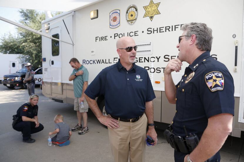 New Rockwall City Council member Kevin Fowler (center) talks to new Rockwall Police Chief...