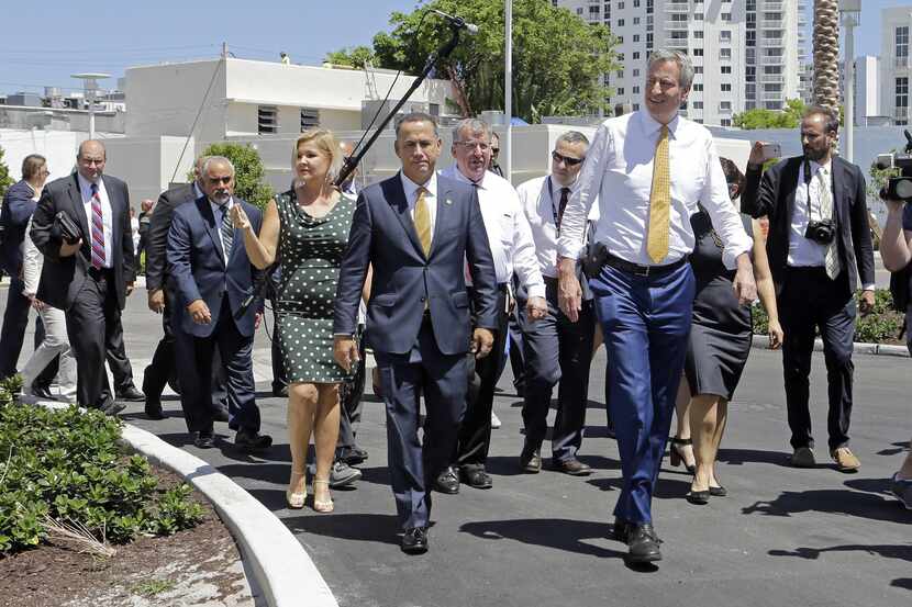 El alcalde de Miami Beach, Phillip Levine, fondo en la izquierda, y el alcalde de Nueva...