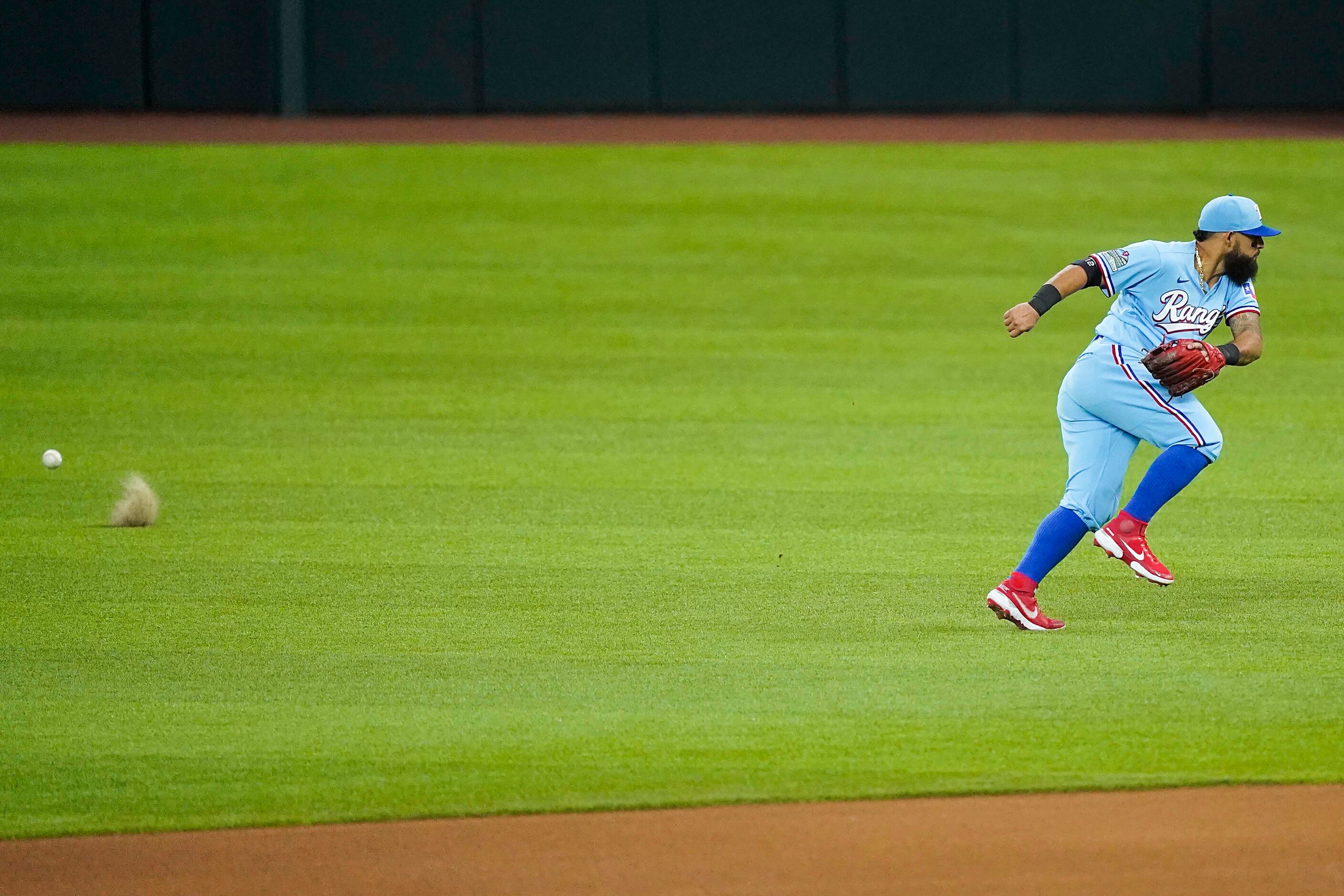 Texas Rangers second baseman Rougned Odor canÕt get to a single off the bat of Colorado...