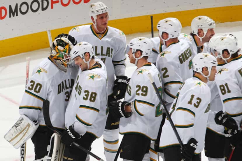 Goalie Andrew Raycroft (30) celebrates with teammates after Dallas beat the Colorado...