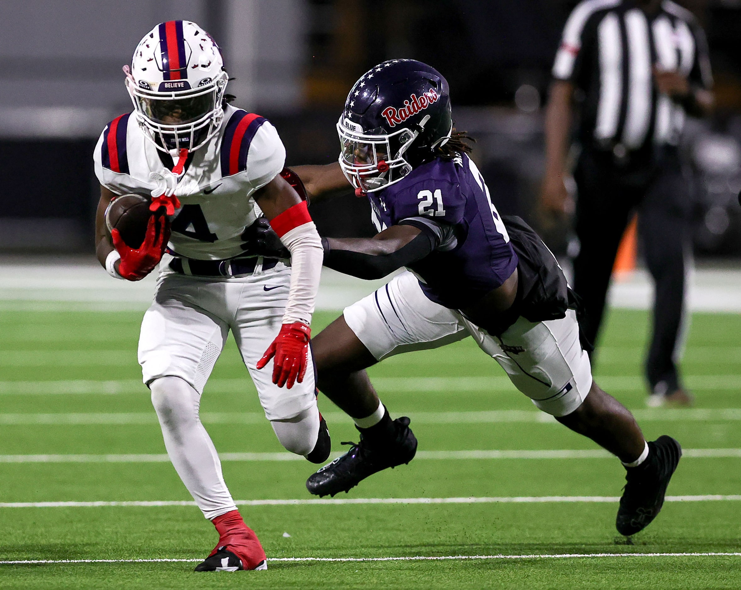 Richland wide receiver Deon Jones (4) avoids Denton Ryan linebacker Dillion Arkansas (21)...