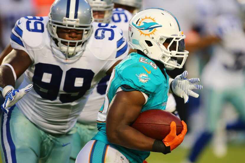 Miami Dolphins running back Knowshon Moreno (28) carries the ball as Dallas Cowboys...