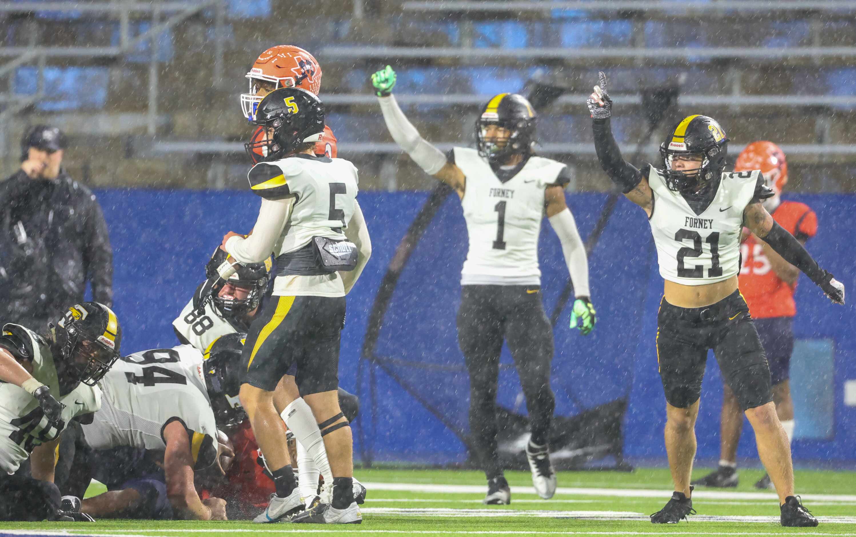 Forney defensive back Caiden Roberts (21) and Aaron Flowers (1) raise their arms in...